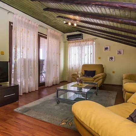 Five-bedroom In Nyaraló *