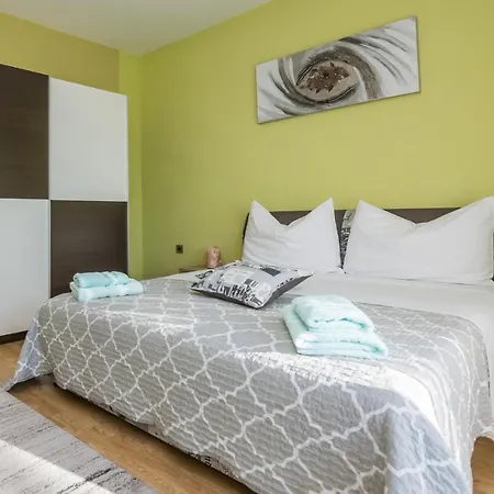 Five-bedroom In Ζαντάρ