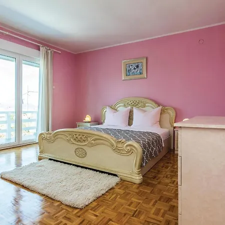 Five-bedroom In Σπίτι διακοπών *