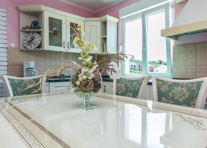 Five-bedroom In Holiday home *