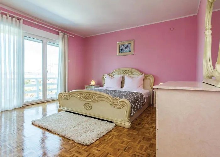 Five-bedroom In Holiday home *